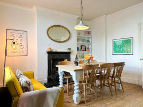 NEW Spacious Family Home with Parking & Garden - Sleeps 6 - Perfect for Families